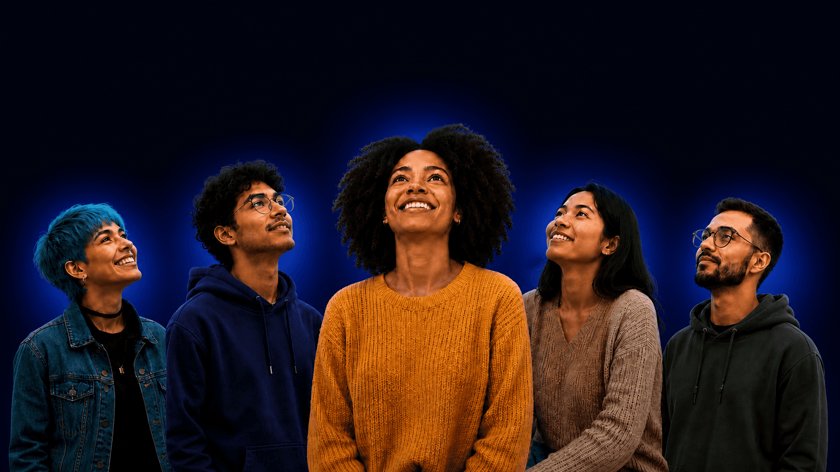 Cinco profesionales diversos mirando con entusiasmo hacia su futuro en tecnología